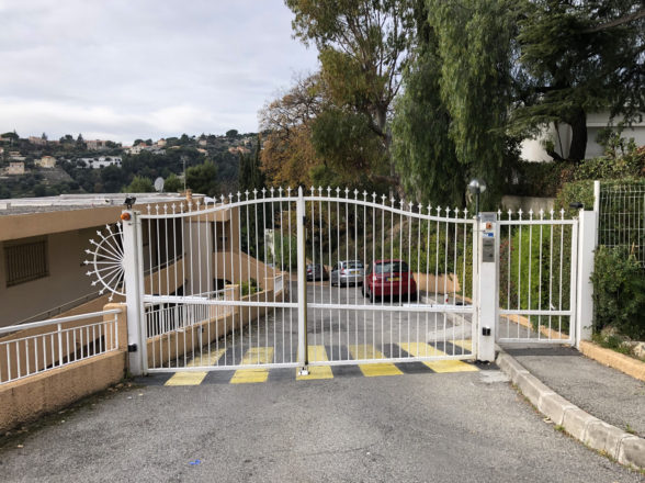 Nice : maintenance d'un portail double battant ouvrant à la française