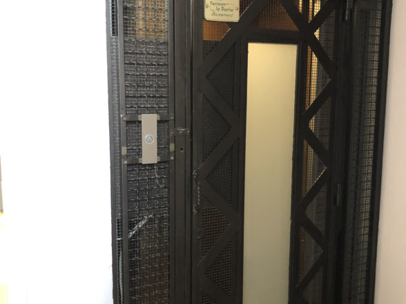 (2) Cannes : dépannage d'un ascenseur avec portes palières manuelles et portes cabine automatiques 