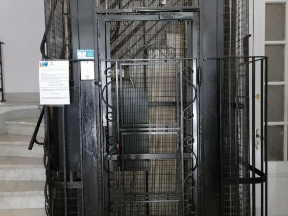 Nice : dépannage d'un ascenseur antique avec gaine grillagée 
